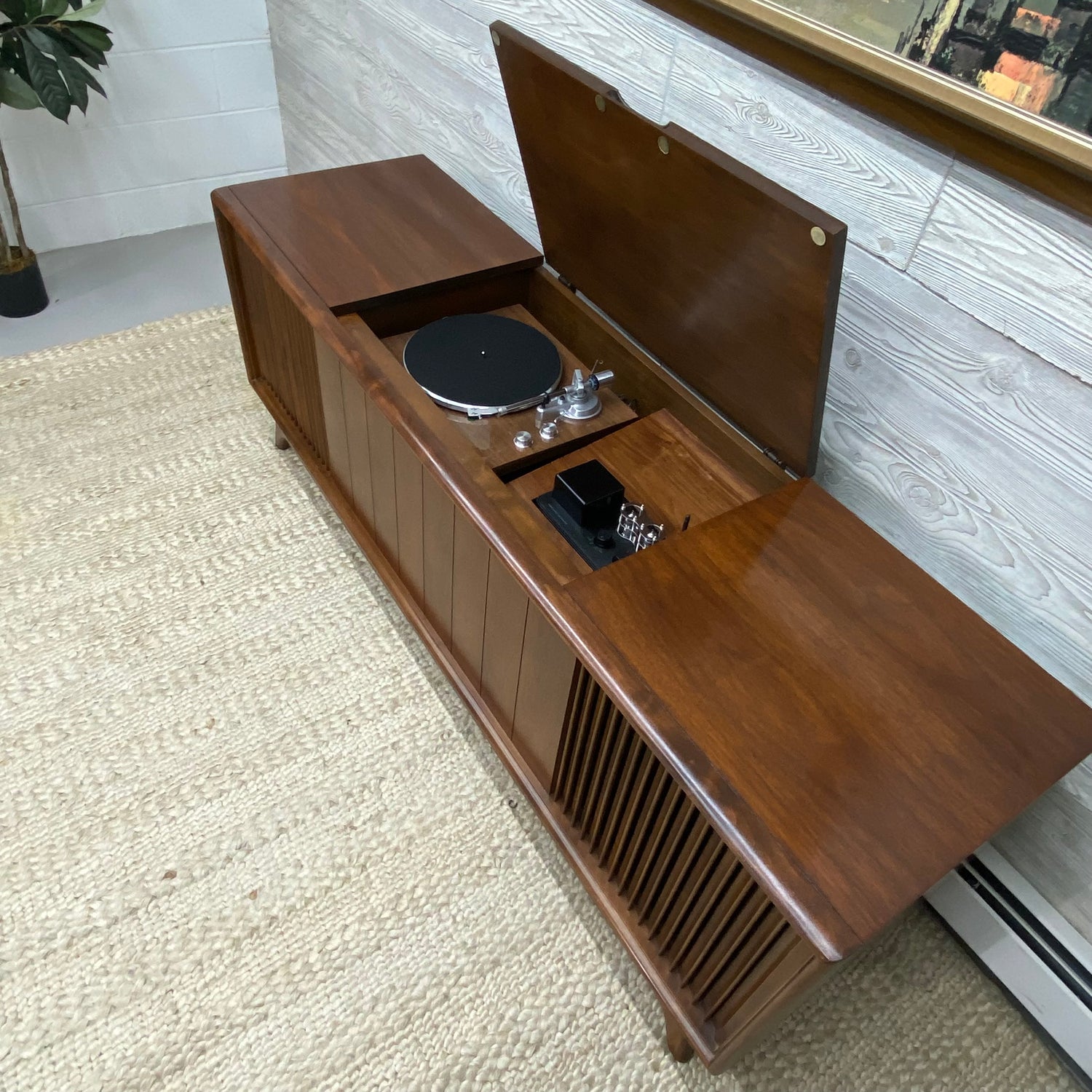 SOLD OUT - The Vintedge Co TT-SERIES - Packard Bell Modernized Cabinet - Turntable Stereo Record Player - Tube AMP - Bluetooth The Vintedge Co.