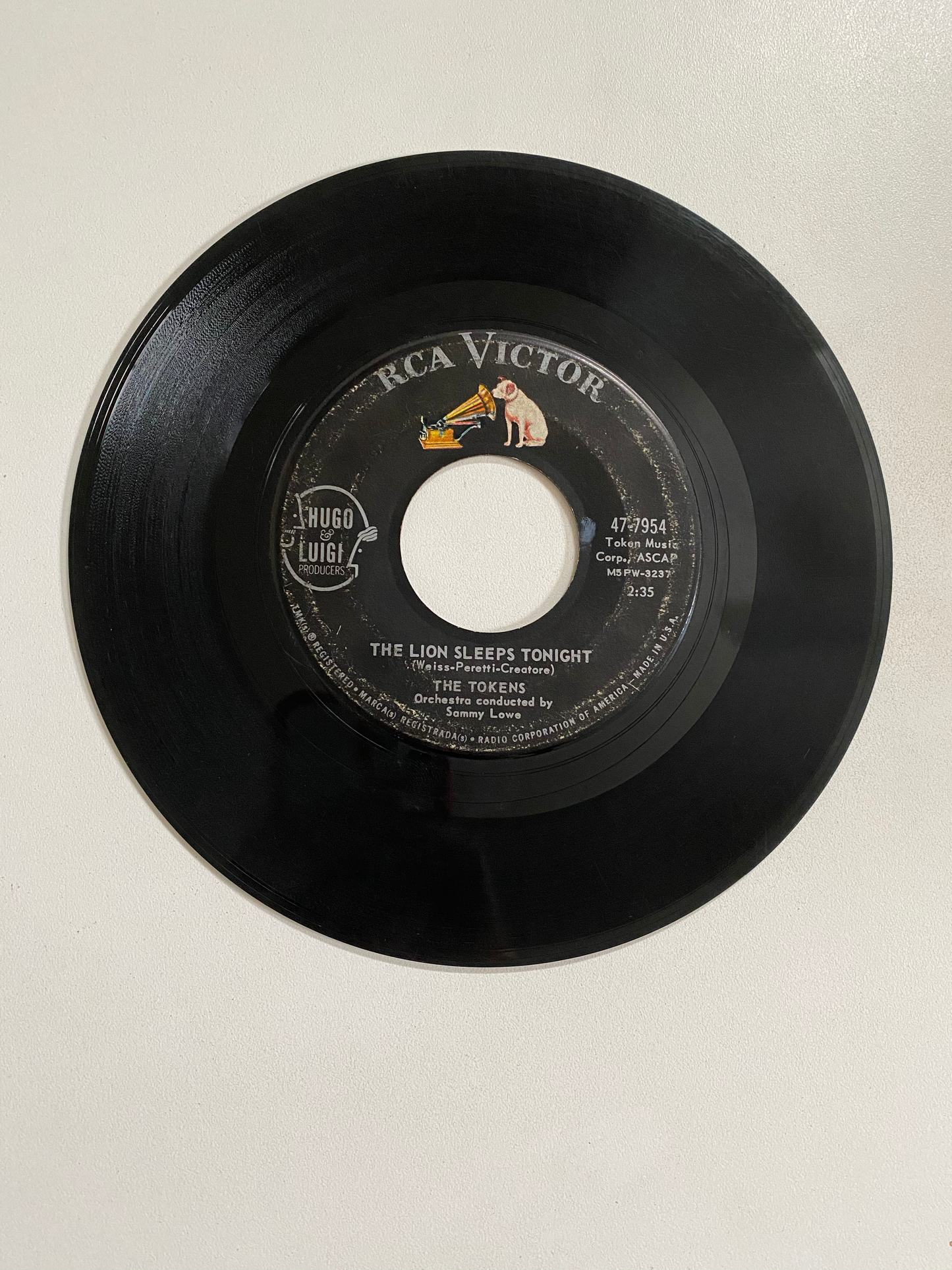 Tokens, The - The Lion Sleeps Tonight | 45 The Vintedge Co.