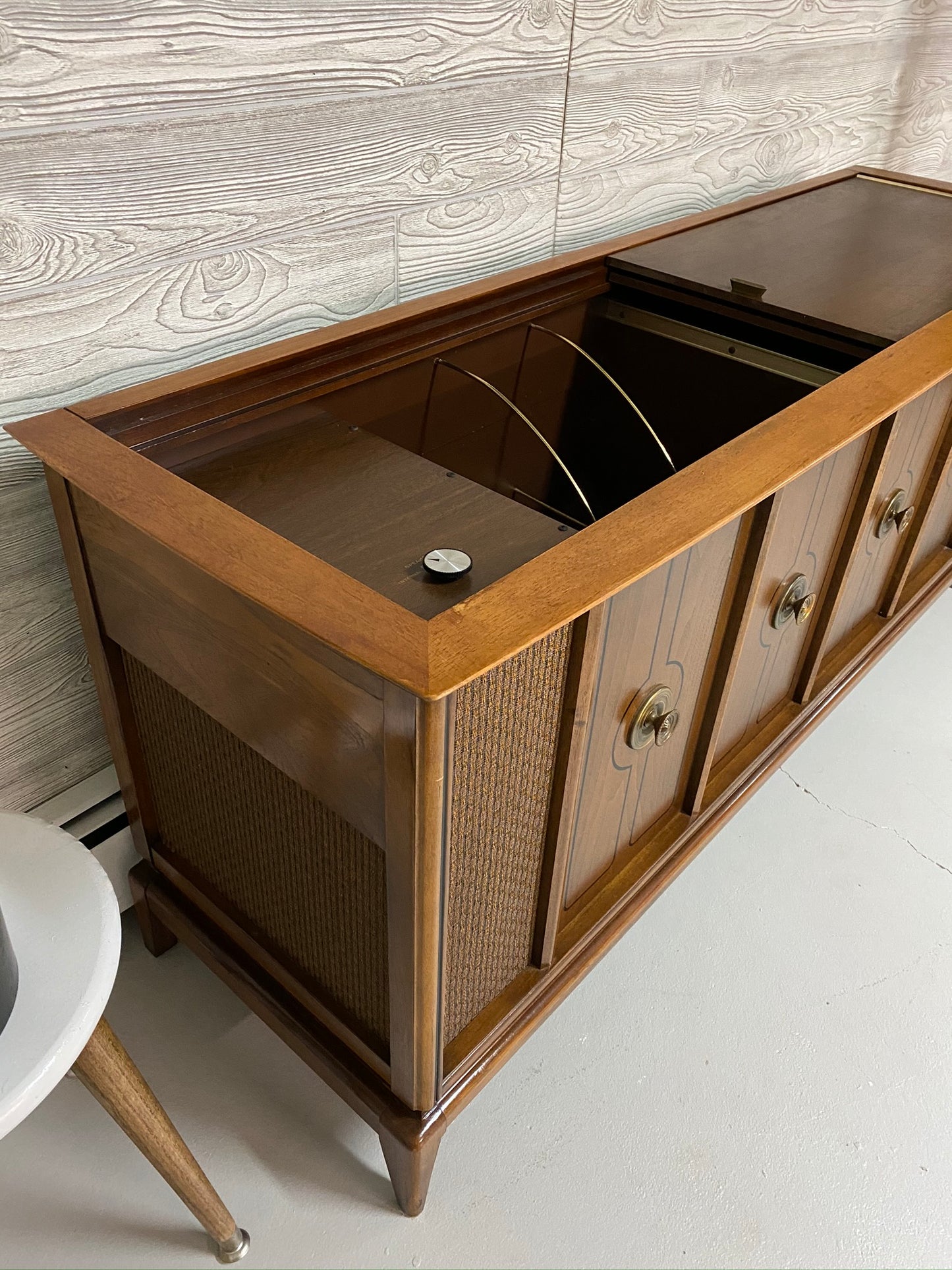 **SOLD OUT** MAGNAVOX Vintage Stereo Console 60s Record Player Changer AM FM Bluetooth Alexa The Vintedge Co.