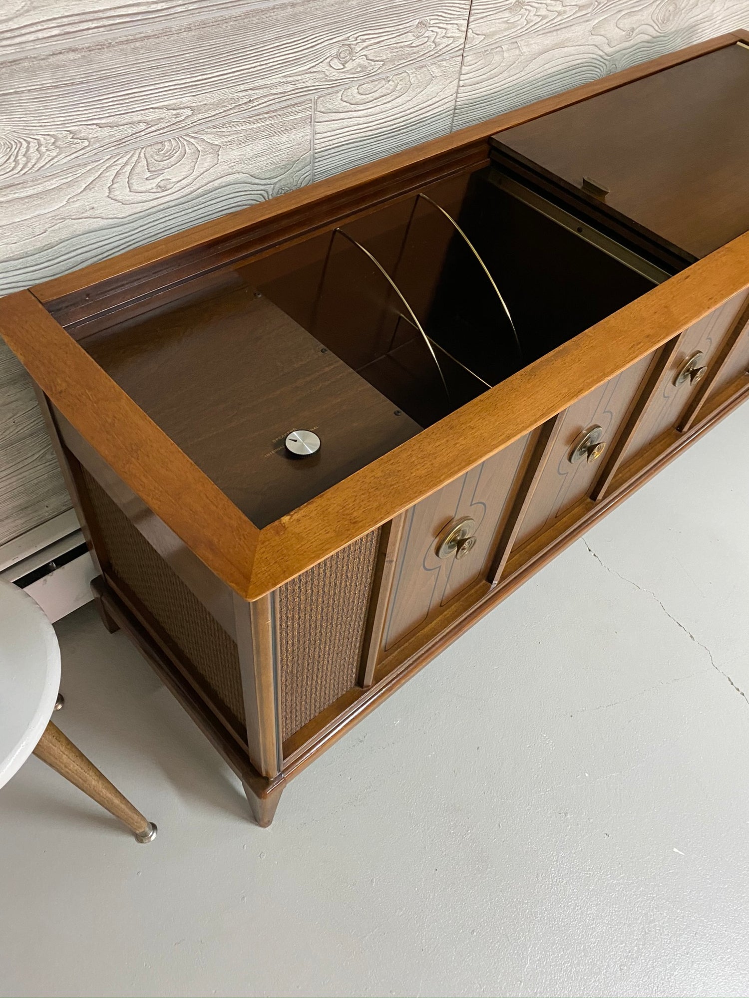 **SOLD OUT**  MAGNAVOX Vintage Stereo Console 60s Record Player Changer AM FM Bluetooth Alexa The Vintedge Co.