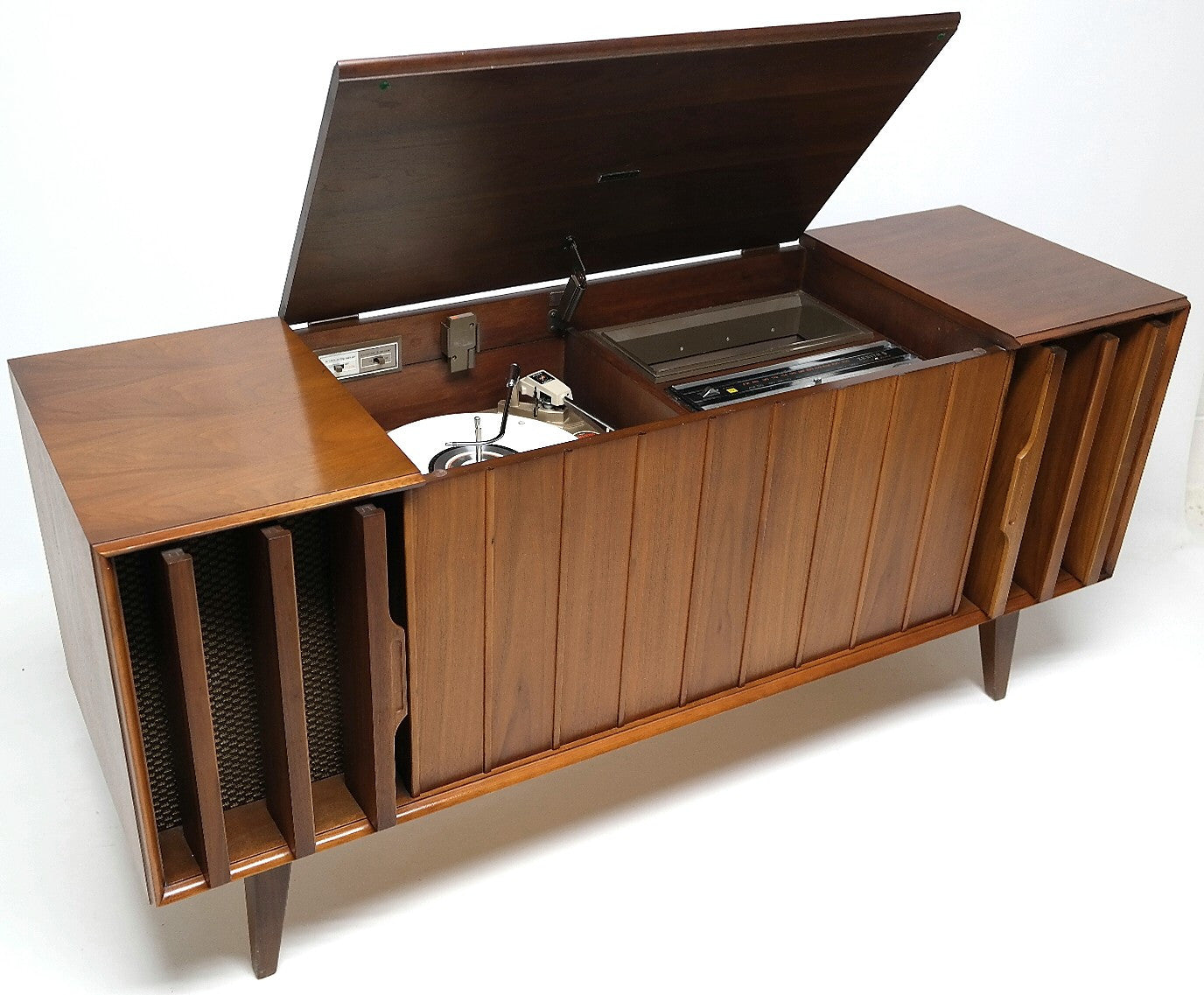 Mid Century Stereo Console  Zenith - Bluetooth -  FM Tuner - Record Changer FULLY RESTORED The Vintedge Co.