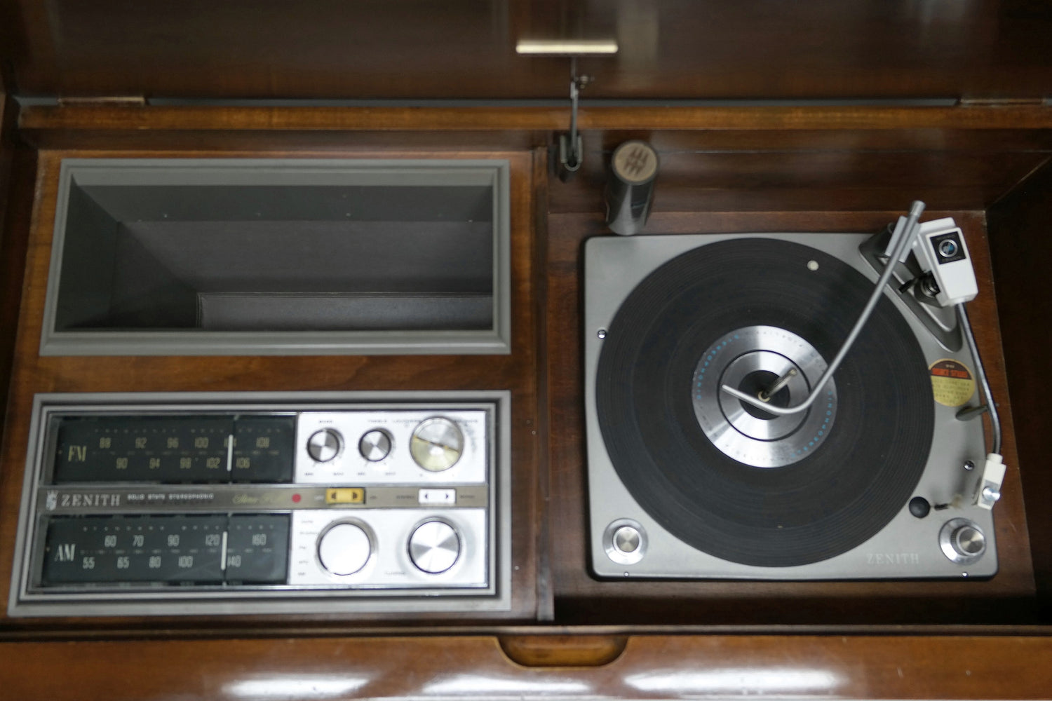 Vintage Zenith Stereo Console Record Changer - AM/FM Tuner - Bluetooth The Vintedge Co.