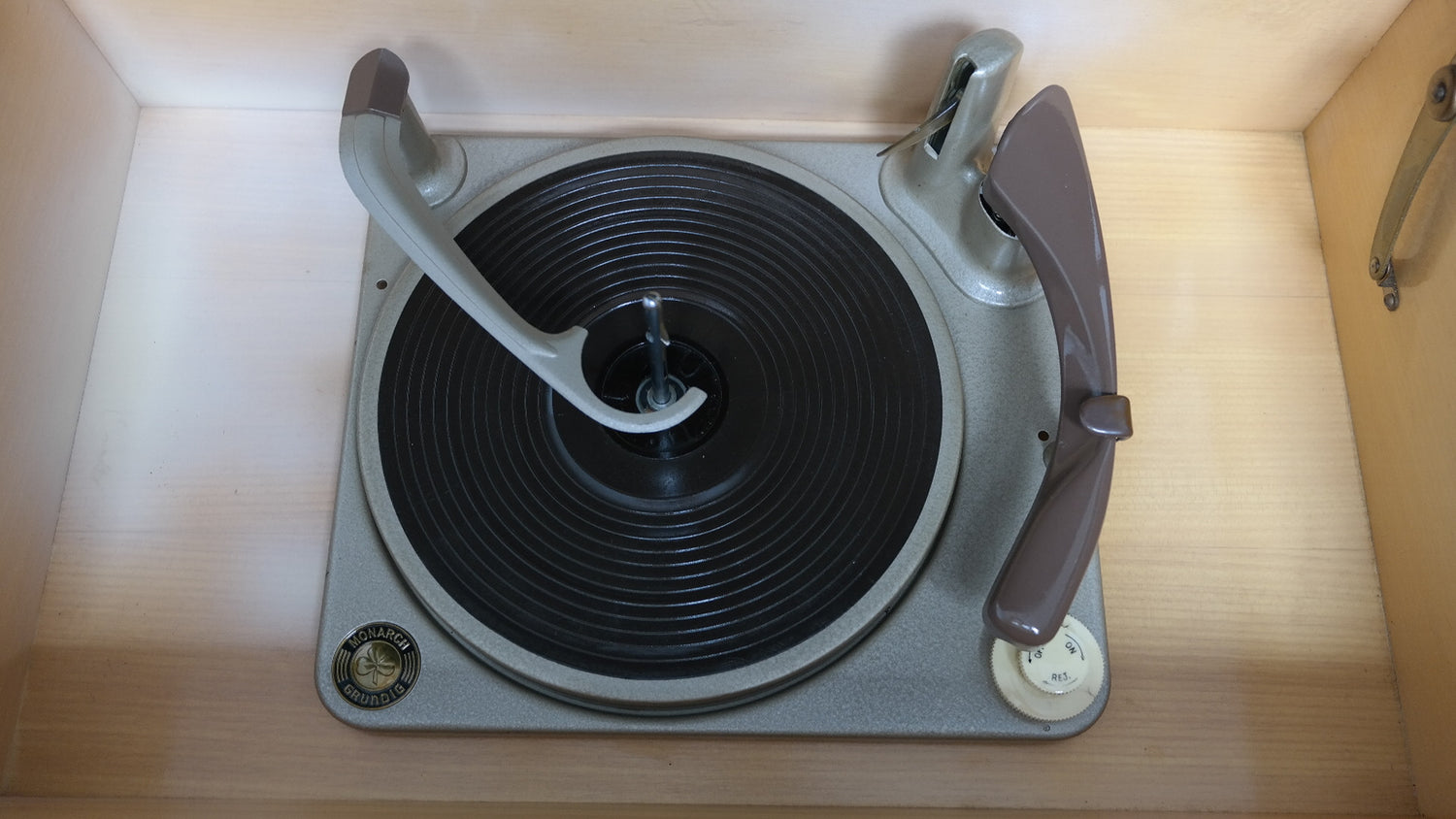 Mid Century Modern Hi Fi Grundig Console - Bluetooth - Record Changer - AM/FM/SW -Tube Amplifer The Vintedge Co.