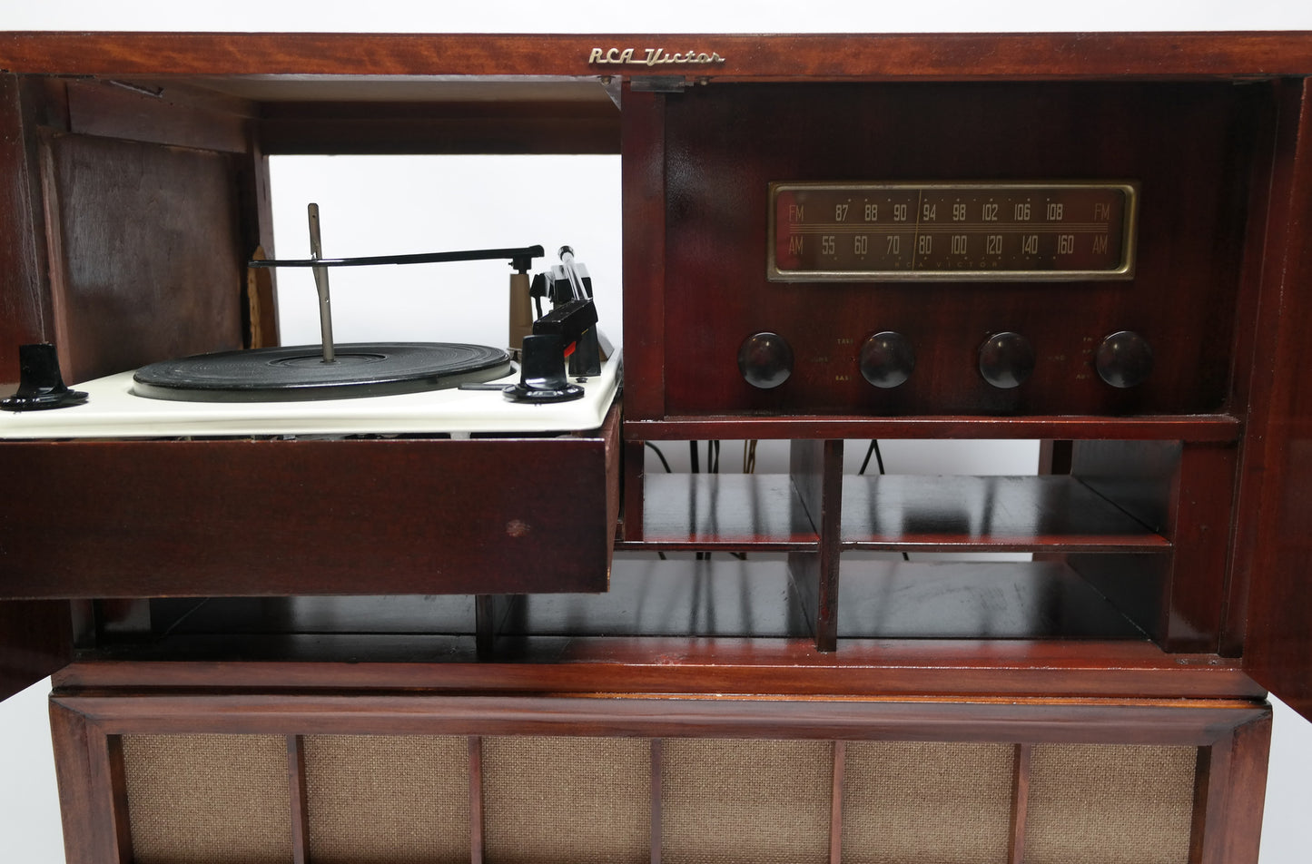 **SOLD OUT**  RCA VICTOR 40s 50s Vintage Record Changer HiFi Console The Vintedge Co.