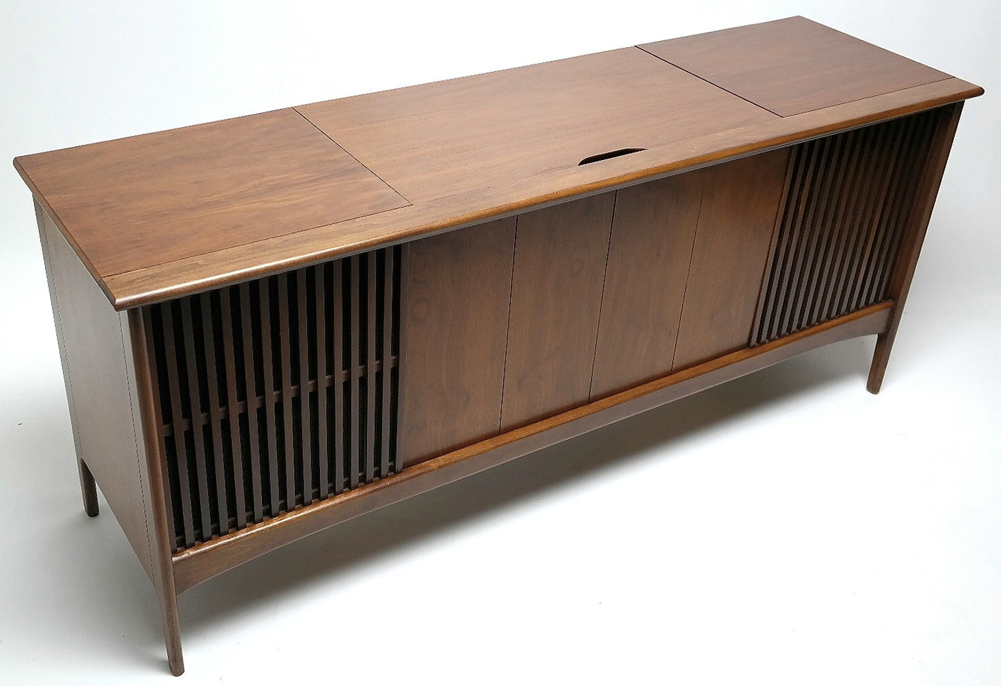 Mid Century Stereo Console by Admiral - Bluetooth -  AM/FM Tuner - Record Changer The Vintedge Co.