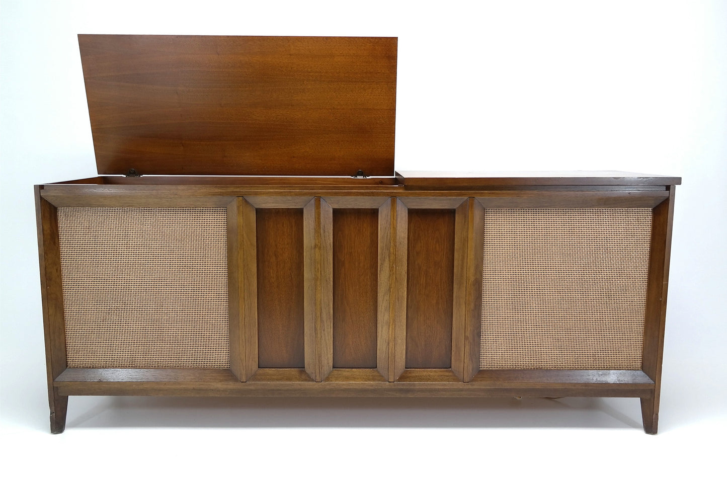 LONG AND LOW MCM STEREO - 50's - Mid Century Philco Stereo Console Record Player - AM / FM Tuner The Vintedge Co.