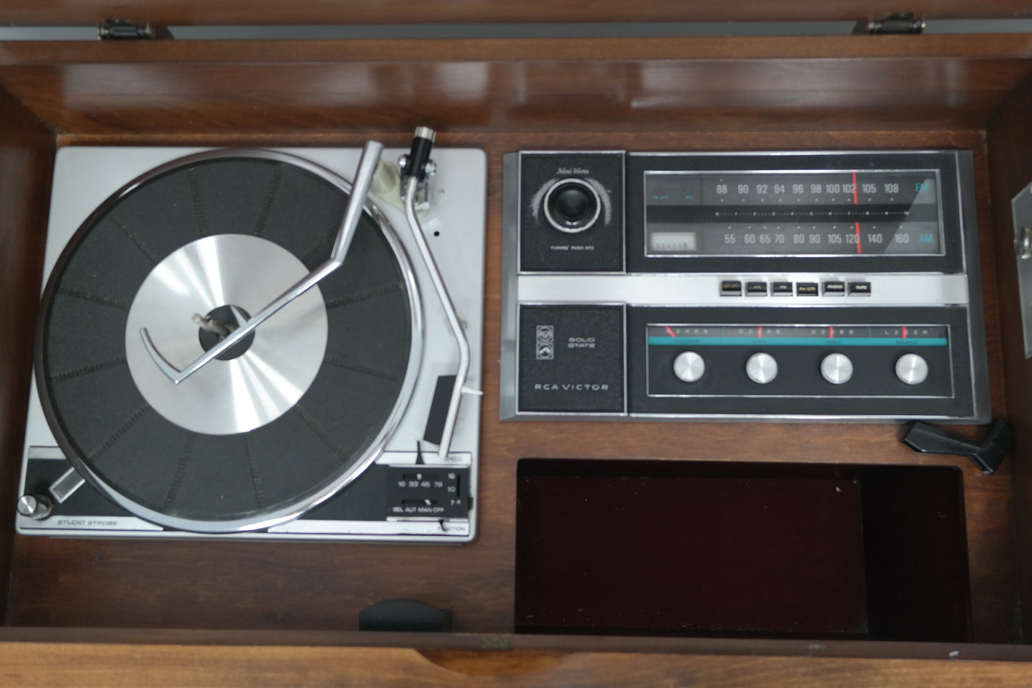 MCM - 60's - Mid Century RCA Stereo Console Record Player - Bluetooth - Input AM/FM Tuner The Vintedge Co.